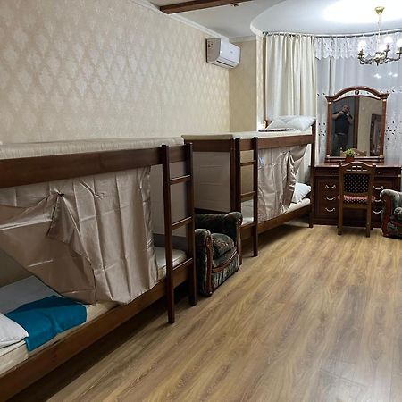 Ararat-Osokorki Hostel Kiev Exteriör bild